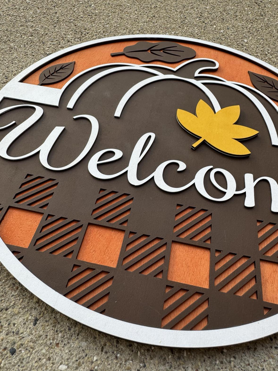 Plaid Pumpkin Welcome Round